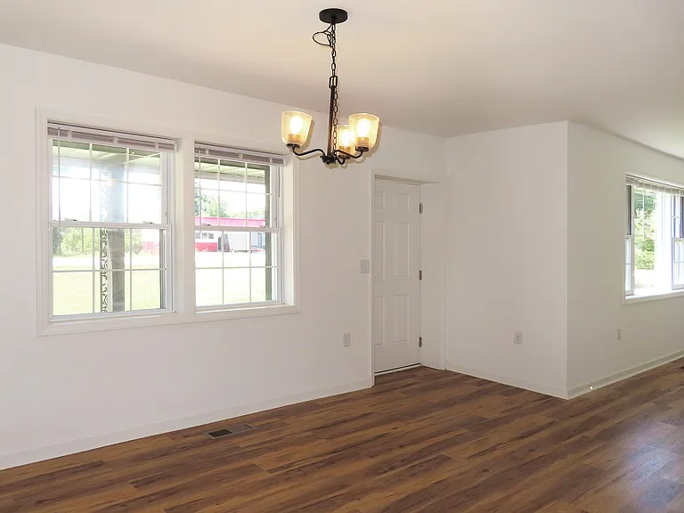 527 Cornelius St — Photo 6