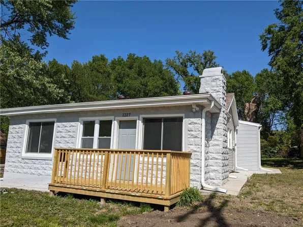 1227 S McCoy St, Independence, MO 64055