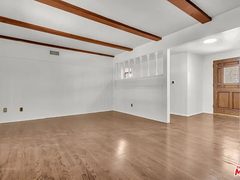9322 Lasaine Ave — Photo 3