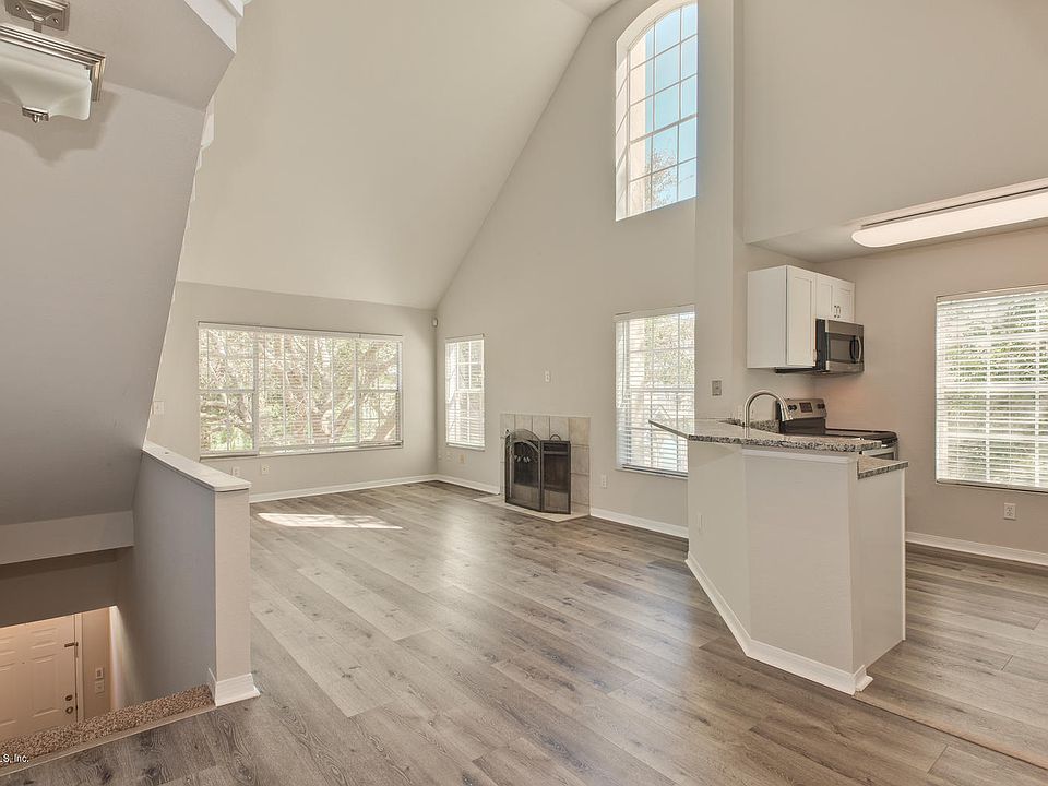 1st image of 13703 RICHMOND PARK Drive N #2409
