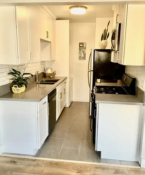 1241 Granville Ave #6 — Photo 1