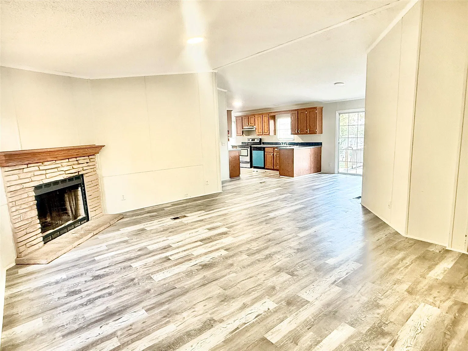 4 bed, 2.0 bath, 1568 sqft, $1,195 — Photo 3