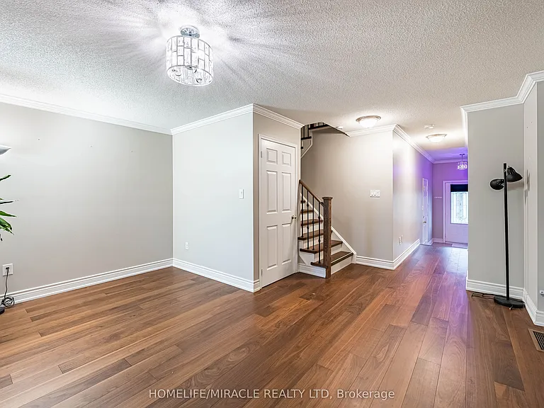 419 Rossland Rd E — Photo 6