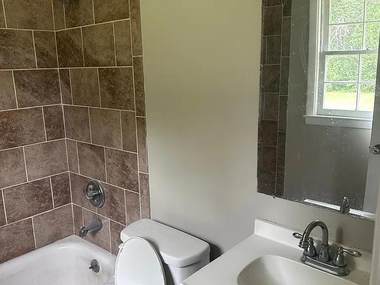 211 Virginia Dr — Photo 3