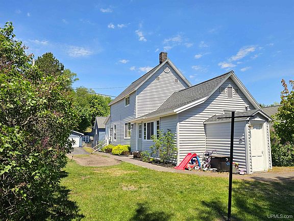 3rd image of 51704 Maple St