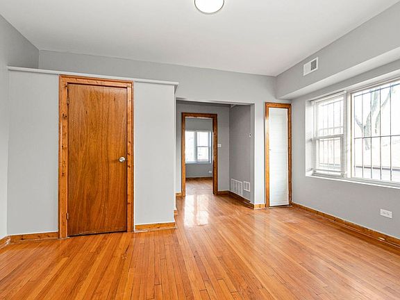 4th image of 6001-6005 S Richmond St #1