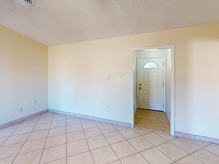 1460 Lindberg Ave — Photo 9