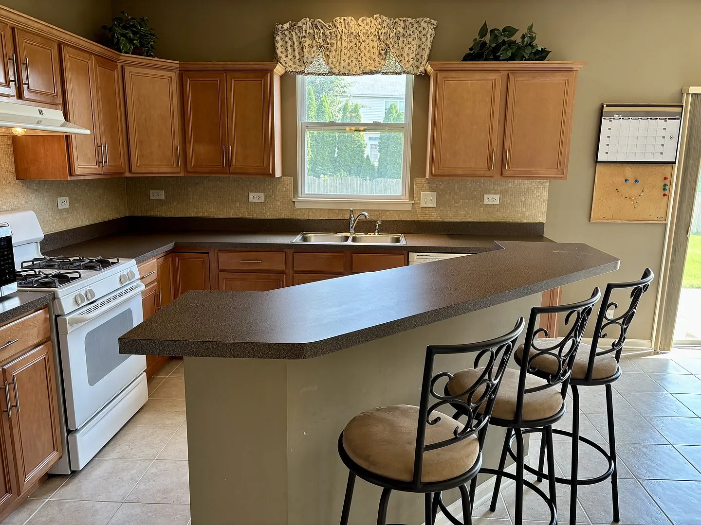 4 bed, 2.5 bath, 3550 sqft, $3,490 — Photo 3