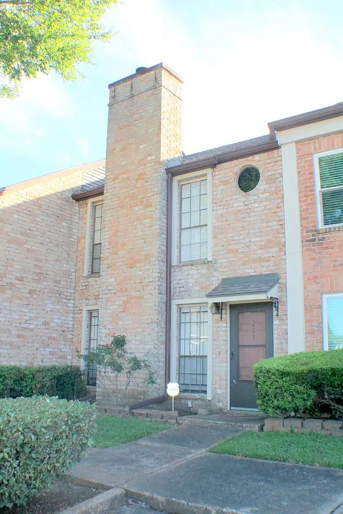 2 bed, 1.5 bath, 1214 sqft, $1,475 — Photo 2