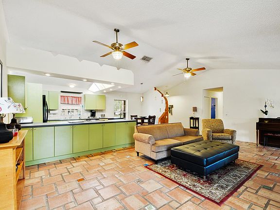 4th image of 4402 Glenview Ln