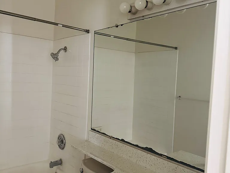 1033 Robinson Ave #13 — Photo 12