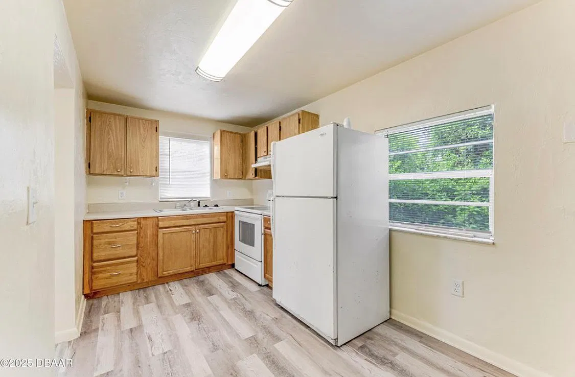 139 S Halifax Ave — Photo 3