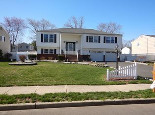 18 James Ave, Kendall Park, NJ 08824
