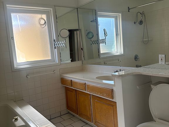 5th image of 7642 Hampton Ave #7642