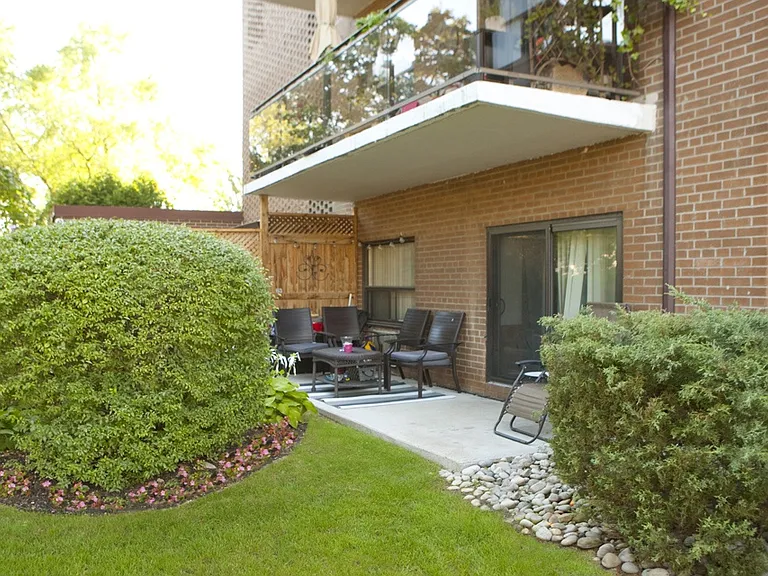 135 Allan St — Photo 14