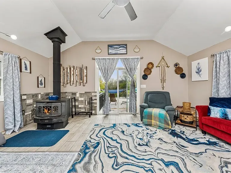 670 Davis Ln — Photo 6