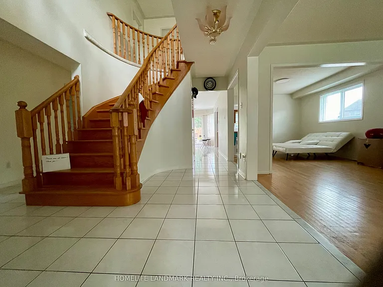 53 Brown St W — Photo 3