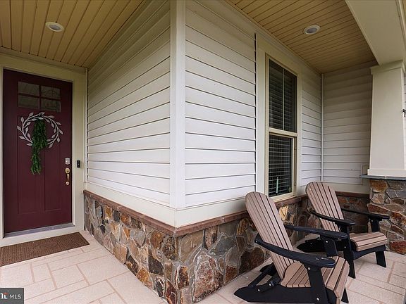 3rd image of 18 Broomsedge Ln