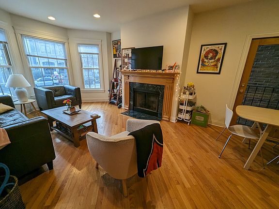 4th image of 1118 W Wrightwood Ave #1