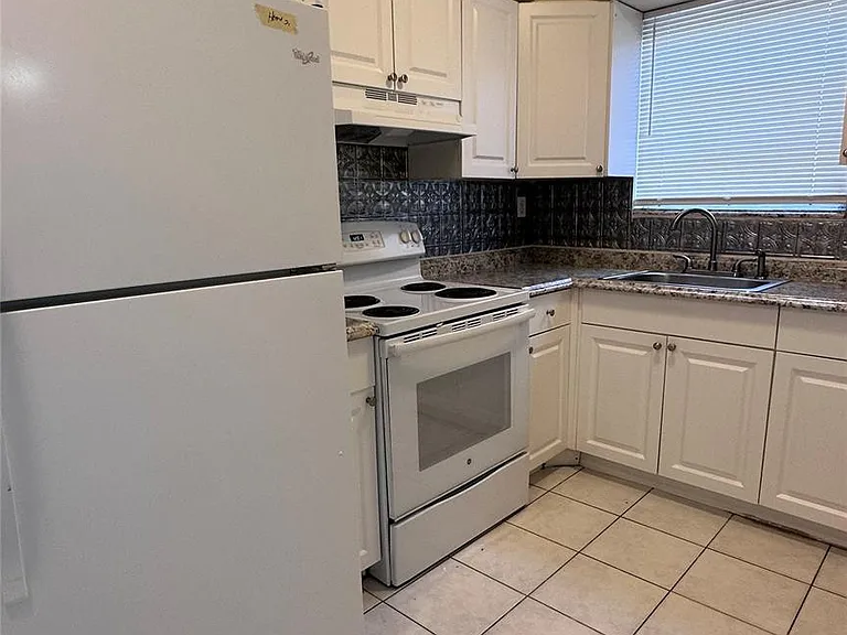 717 SE 16th St #5 — Photo 2