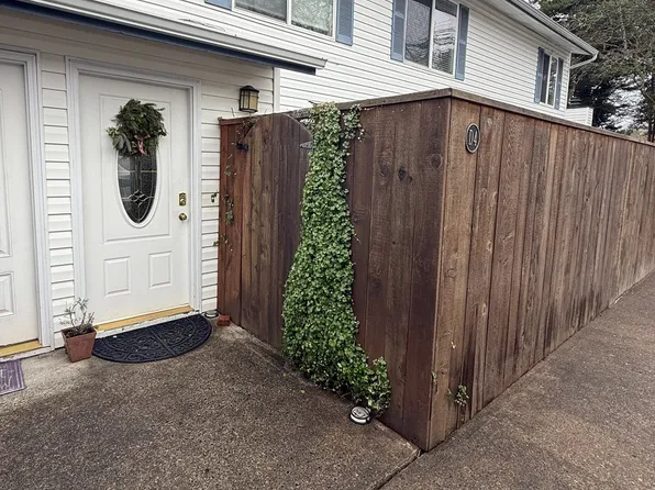 28740 SW Parkway Ave APT D4, Wilsonville, OR 97070