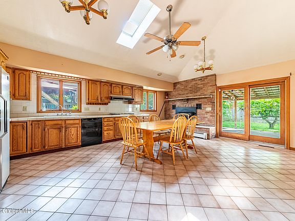 3rd image of 31 Briar Ave
