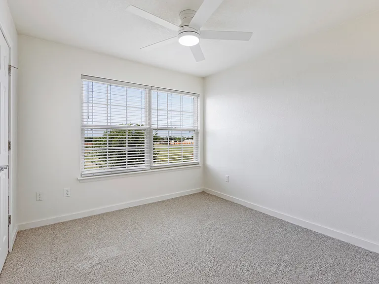 Spacious Bedrooms with Large WIndows Spacious Bedrooms with Large WIndows