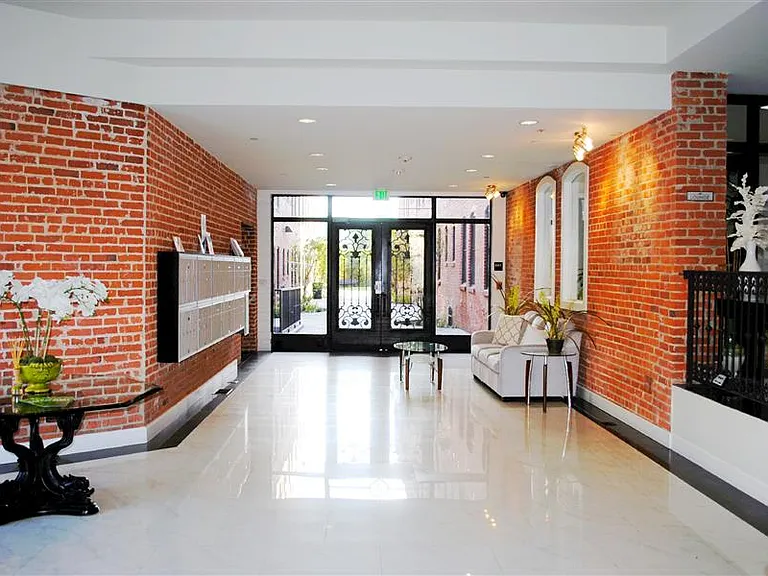 Brownstone Lofts — Photo 3