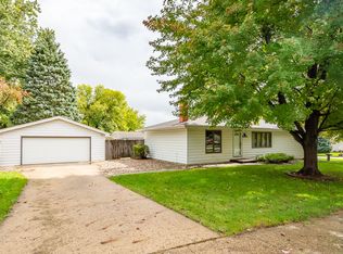 8069 Ridgeview Dr, Des Moines, IA 50320