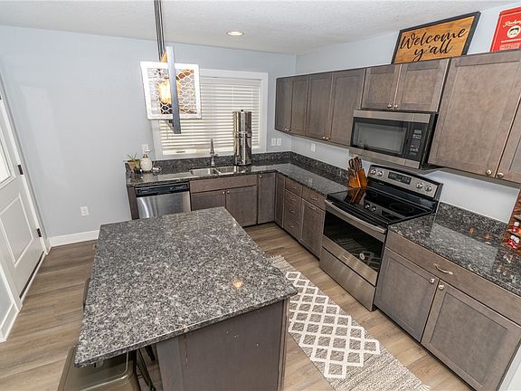 3rd image of 1910 Dogwood Ln
