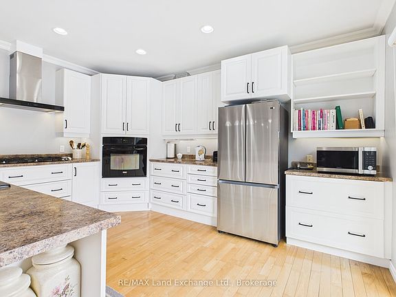 2nd image of 282 Huron Rd