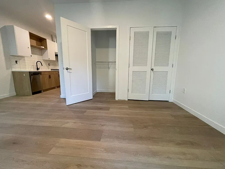 104 Howe St — Photo 14