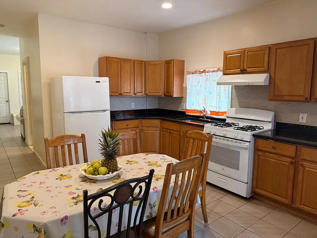 8 bed, 2.0 bath, 1299 sqft, $2,400 — Photo 2