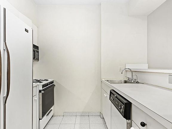 4th image of 140 W 23rd St #A4