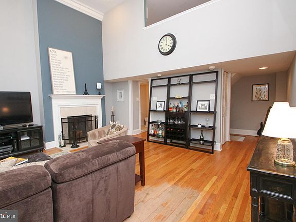 4th image of 1008-20 Spruce St #1008B