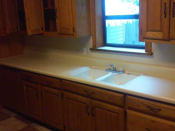4th image of 2420 Oakwood Ter
