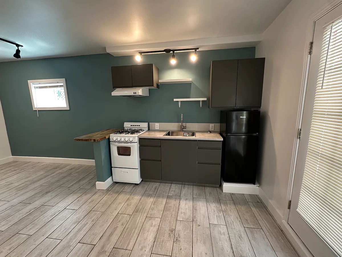 Full Kitchen - 3823 Broadlawn Dr