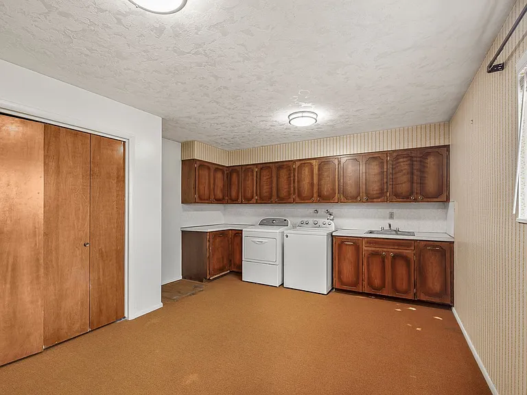 275 Park St — Photo 9