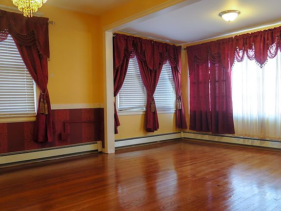 4th image of 8 Evelyn Pl #1