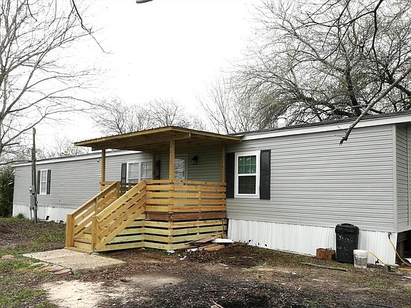 Nice covered front and back decks