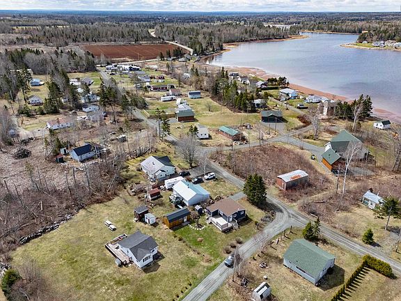 2nd image of 60 Jackson Point Rd