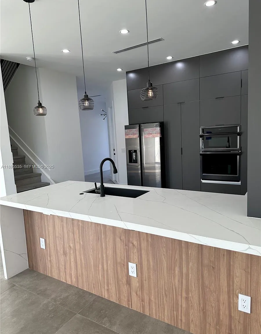 4 bed, 2.5 bath, 2012 sqft, $4,700 — Photo 4