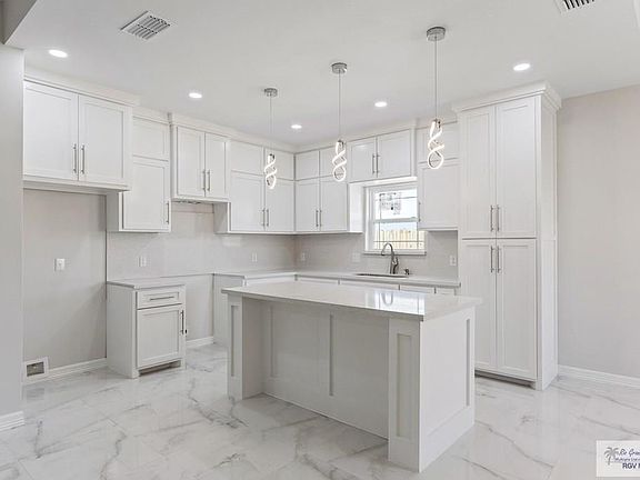 5th image of 2208 Zinnia St