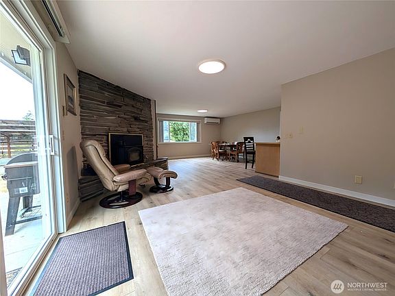 5th image of 9428 Pacific Avenue SE
