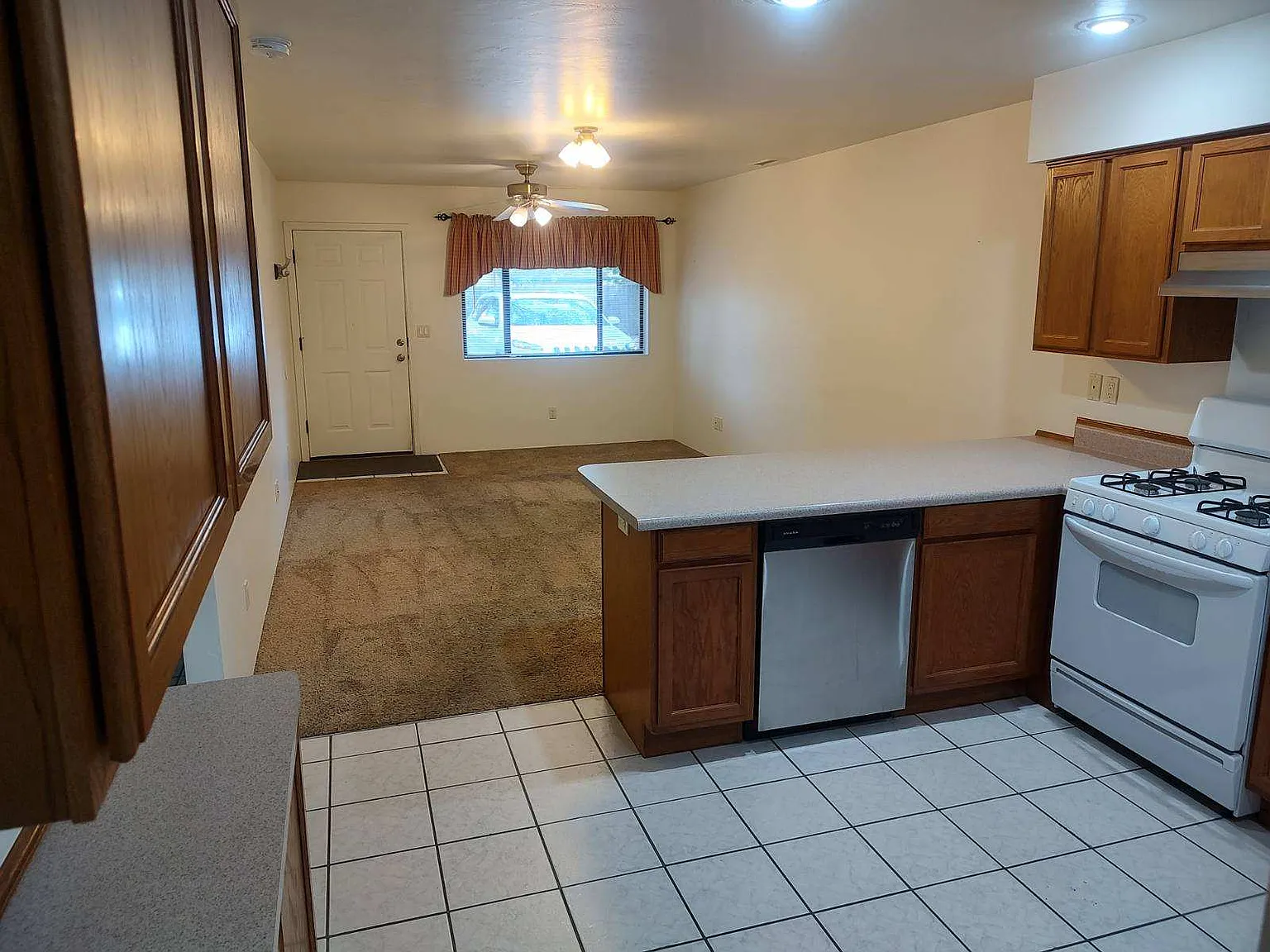 2 bed, 900 sqft, $1,650 — Photo 4