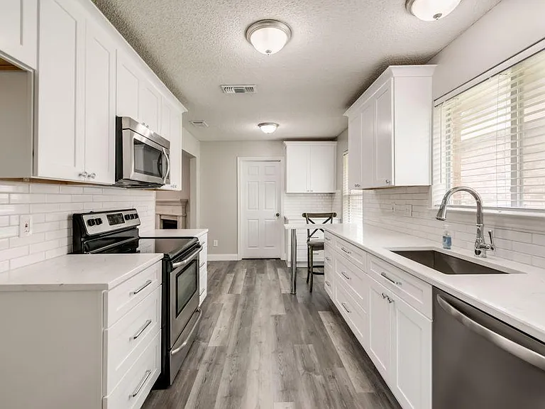 10717 Pineview Ln — Photo 11