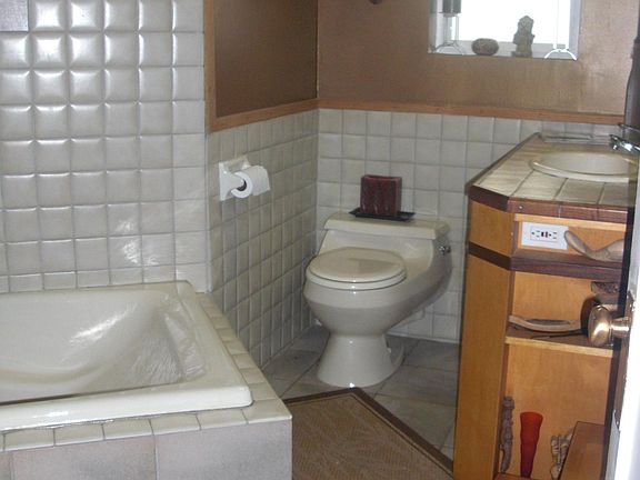 Main Floor bathroom