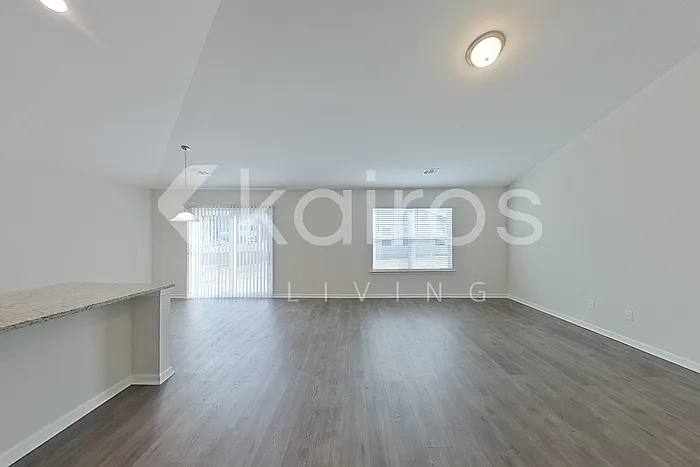 107 Lord Effingham Way — Photo 2