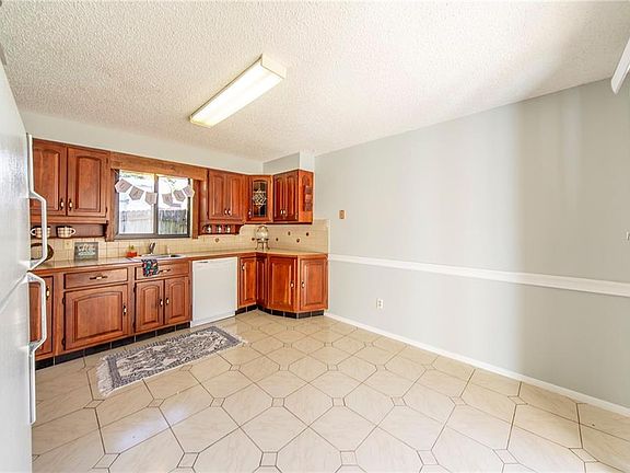 4th image of 180 Suncrest Dr