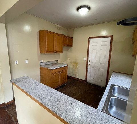 5th image of 724 W 50th Pl